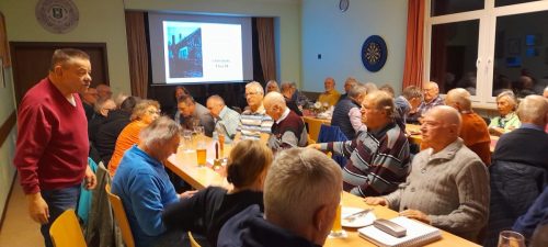 und beantwortet Fragen